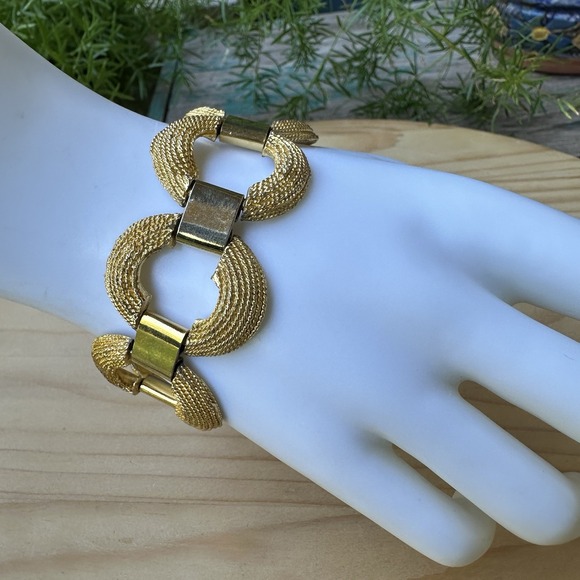 Vintage Large Oval Links Bracelet Size 7 Gold Tone Textured Box Clasp Classic - Picture 1 of 9